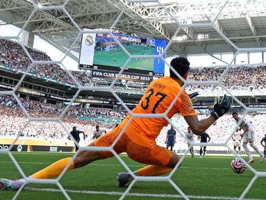 Kiper Al Hilal, Yassine Bounou menggagalkan tendangan penalti pemain Real Madrid, Federico Valverde dalam laga Grup H Piala Dunia Antarklub 2025 di Hard Rock stadium, Miami, Amerika Serikat, Kamis (19/06/2025) WIB. (AFP/Dan Mullan)