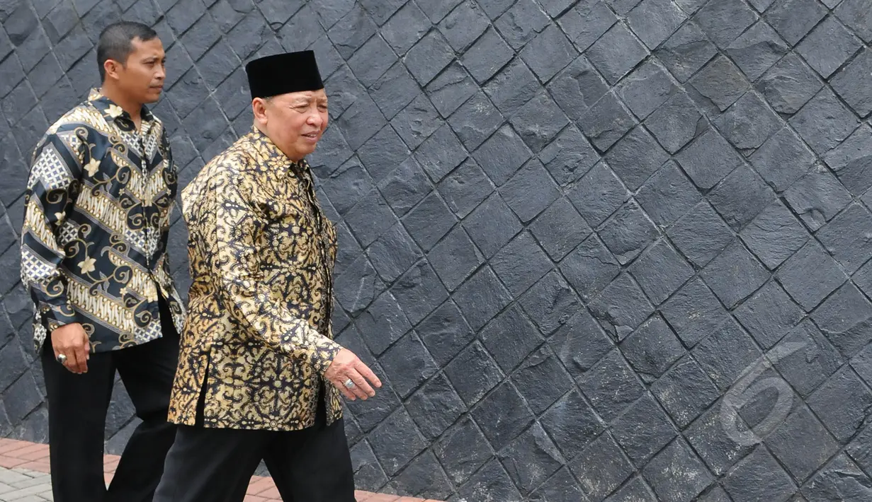Mantan Wapres Hamzah Haz seusai mendatangi Gedung KPK, Jakarta, Kamis (2/4/2015). Mantan Ketum PPP itu kembali menjenguk mantan Bupati Bangkalan Fuad Amin Imron di rutan KPK. (Liputan6.com/Herman Zakharia)