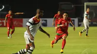Pemain depan Timnas Indonesia, Evan Dimas Darmono (kanan) berusaha merebut bola dari pemain Timor Leste dalam laga persahabatan di Stadion GBK Jakarta, Selasa (11/11/2014). Indonesia unggul 4-0 atas Timor Leste. (Liputan6.com/Helmi Fithriansyah)