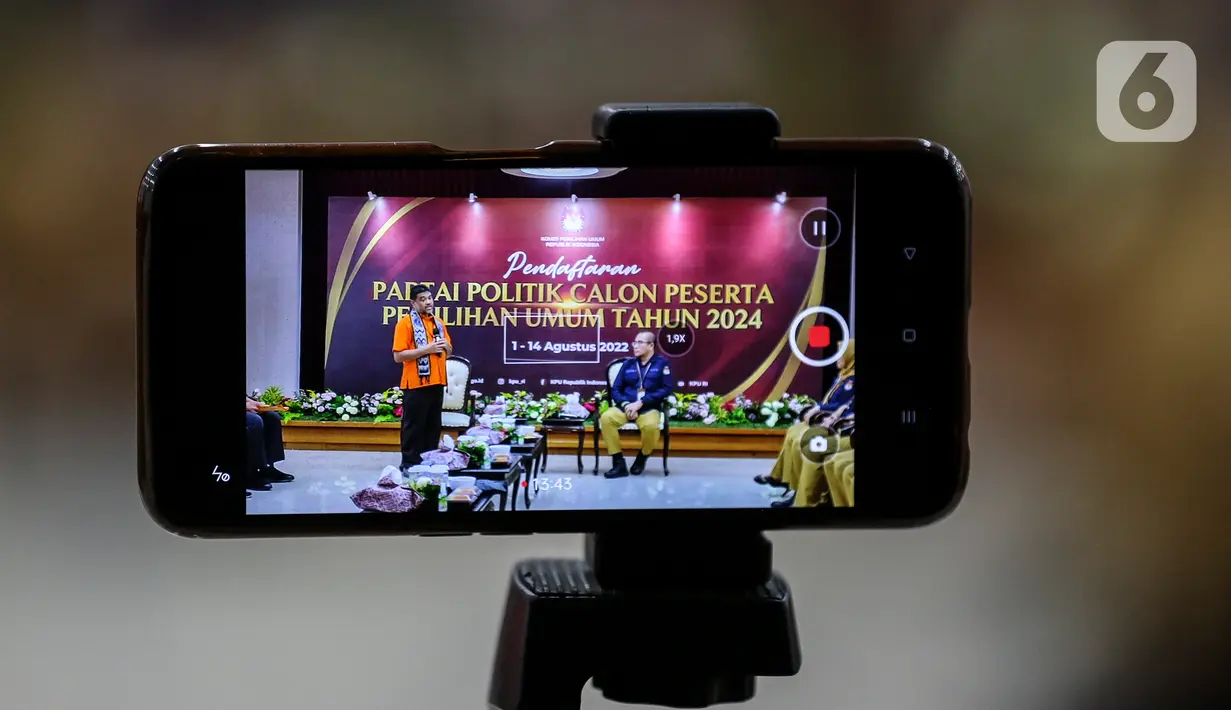 Layar gawai memperlihatkan saat Ketua Umum Partai Buruh Said Iqbal mendaftar sebagai partai politik calon peserta Pemilu 2024 kepada Ketua Komisi Pemilihan Umum (KPU) Hasyim Asy'ari di Kantor KPU, Jakarta, Jumat (12/8/2022). Partai Buruh mendaftarkan diri sebagai partai ke-25 calon peserta Pemilu 2024. (Liputan6.com/Johan Tallo)