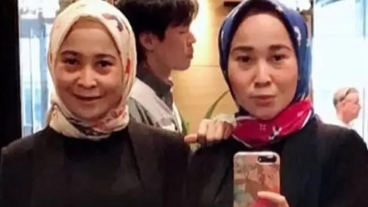 Tidak hanya menipu rekan kerja dan teman sepermainan, si Kembar Rihana-Rihani juga tipu-tipu keluarganya sendiri.