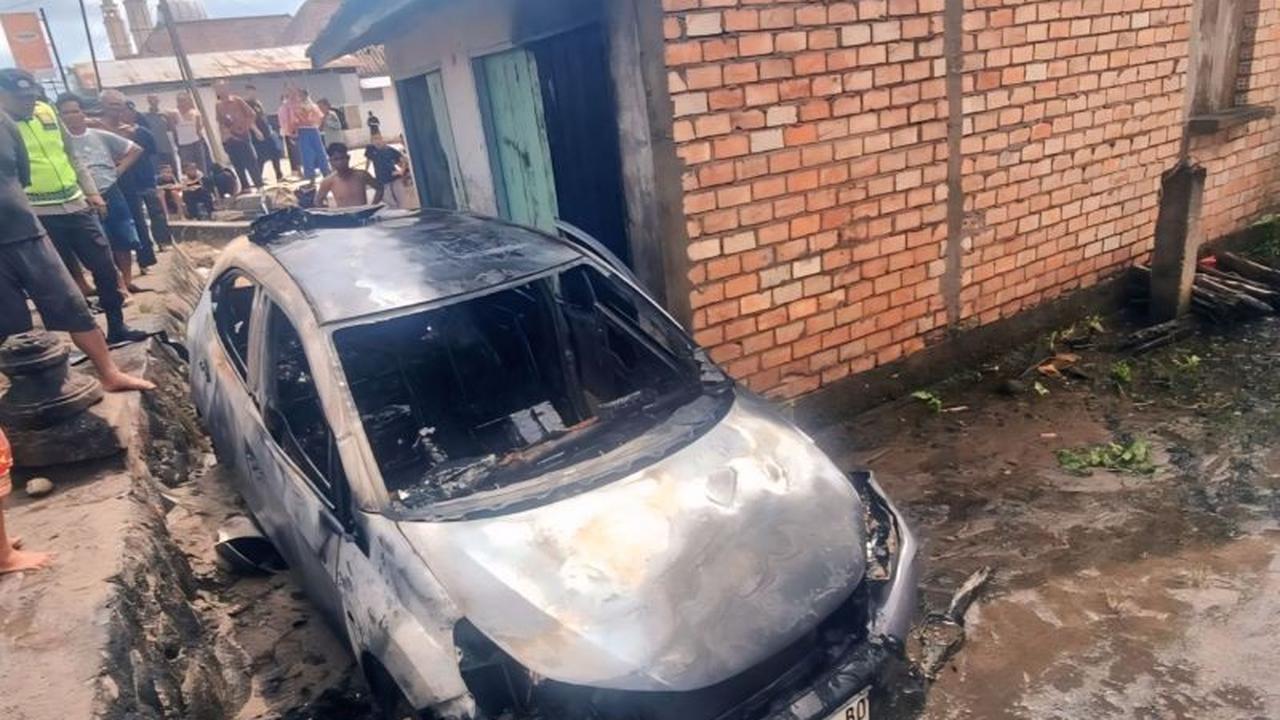 Kecelakaan Mudik OKU Timur: Mobil Terjun Parit dan Terbakar, Empat Penumpang Selamat