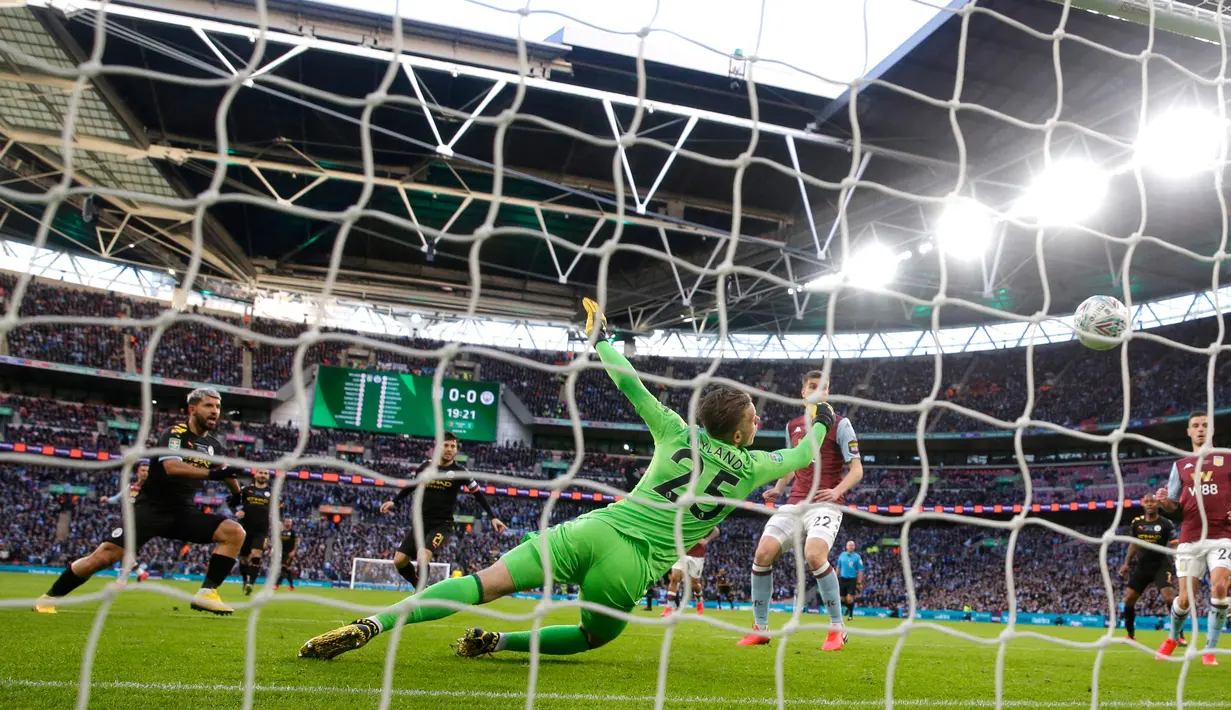Striker Manchester City, Sergio Aguero (kiri) mencetak gol ke gawang Aston Villa pada laga final Piala Liga Inggris di Stadion Wembley, London, Minggu (1/3/2020). Manchester City memastikan trofi Piala Liga Inggris ketiga secara beruntun setelah menang 2-1 atas Aston Villa. (AP/Ian Walton)