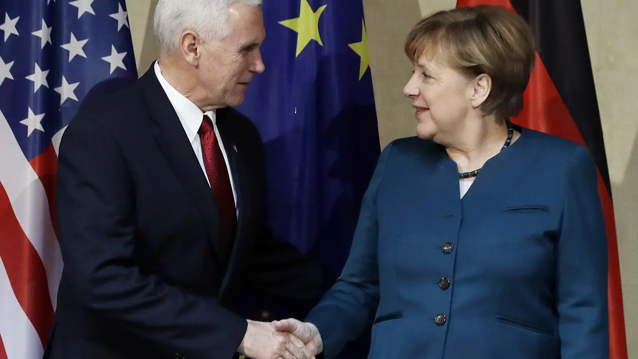 Wapres AS Mike Pence bersalaman dengan Kanselir Jerman Angela Merkel
