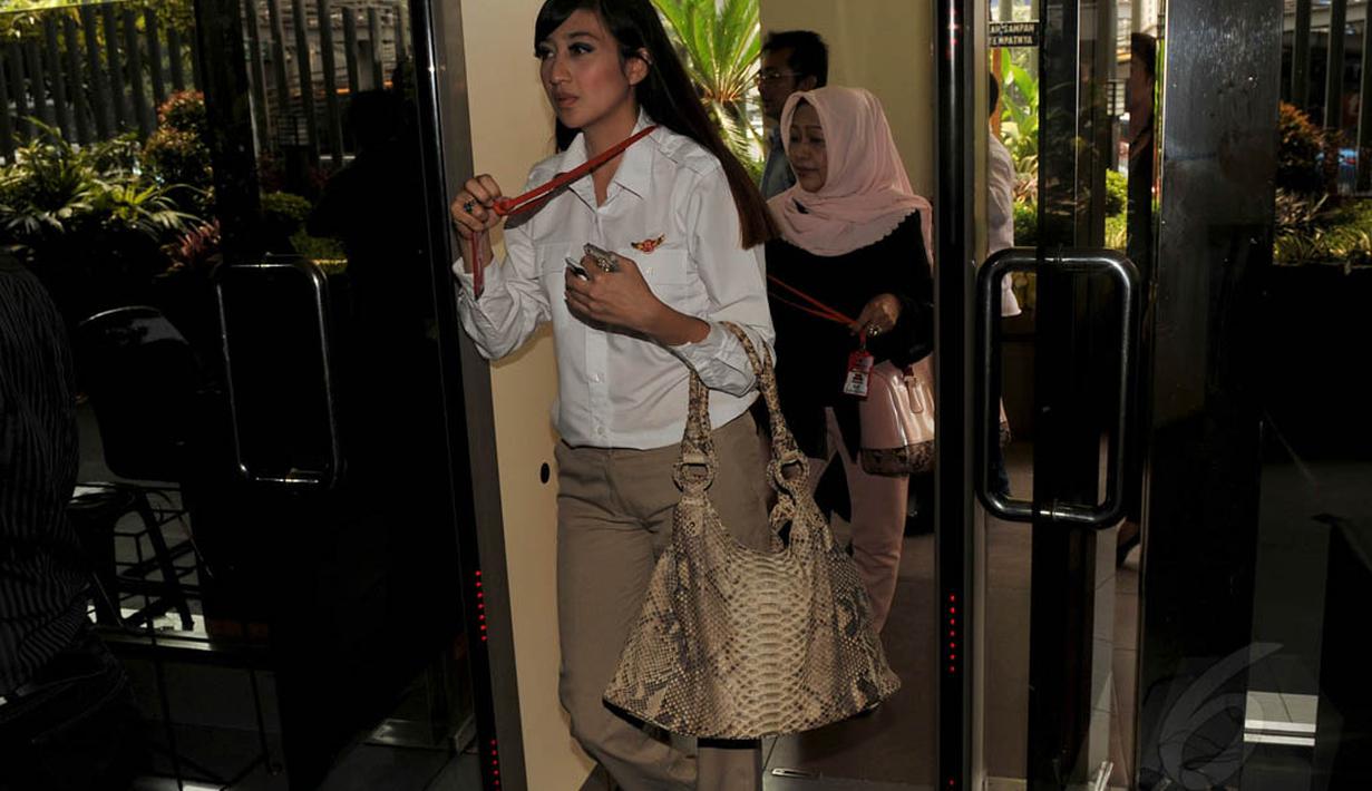 Kedatangan caleg Dapil Kepulauan Riau I itu ke DKPP karena merasa dicurangi KPU Kota Batam, Selasa (13/5/14). (Liputan6.com/Johan Tallo)