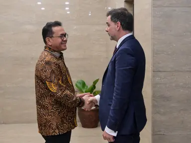 Menteri Perdagangan Indonesia Budi Santoso (kiri) berjabat tangan dengan Menteri Perdagangan Prancis Laurent Saint-Martin (tengah) dalam pertemuan mereka di kantor Kementerian Perdagangan di Jakarta pada Rabu 9 April 2025. (BAY ISMOYO/AFP)