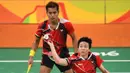Tontowi Ahmad/Liliyana Natsir menang du set langsung dengan angka 21-16 dan 21-15 atas Zhang Nan/Zhao Yunlei. (AFP/Jim Watson)