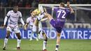 Pemain Fiorentina, Antonin Barak, berebut bola dengan pemain Bologna, Remo Freuler, pada laga Coppa Italia di Stadion Artemio Franchi, Rabu (10/1/2024). (LaPresse via AP/Massimo Paolone)