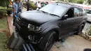 Sebuah mobil Pajero menabrak pembatas jalan di Jalan Rasuna Said, Jakarta, Kamis (29/9/2019). Mobil hitam berplat B 1275 RFP tersebut menabrak trotoar sekitar pukul 15.30 WIB. (Liputan6.com/Herman Zakharia)