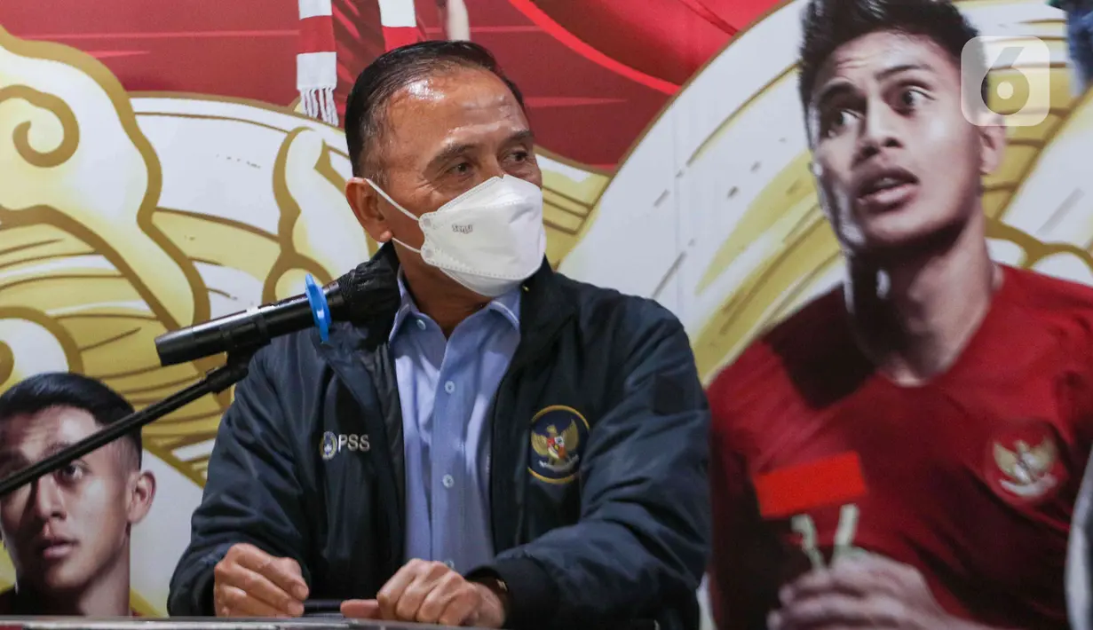 Ketua Umum PSSI Mochamad Iriawan menghadiri jumpa pers menjelang keberangkatan pesepakbola Pratama Arhan menuju Jepang di kantor PSSI, Jakarta, Jumat (4/3/2022). Pratama Arhan yang sebelumnya bermain untuk PSIS Semarang resmi bergabung ke klub Tokyo Verdy. (Liputan6.com/Herman Zakharia)