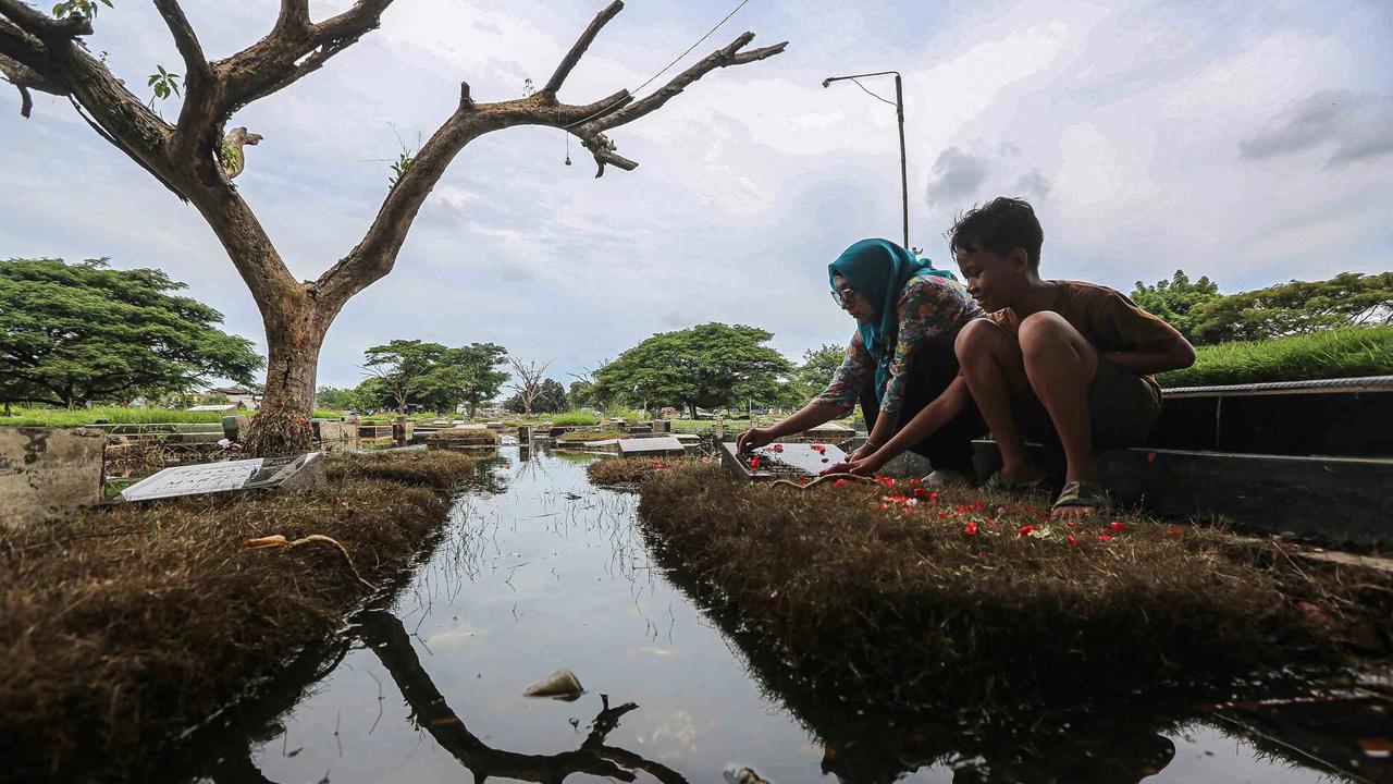 FOTO: Perjuangan Warga Berziarah di Tengah Banjir TPU Semper