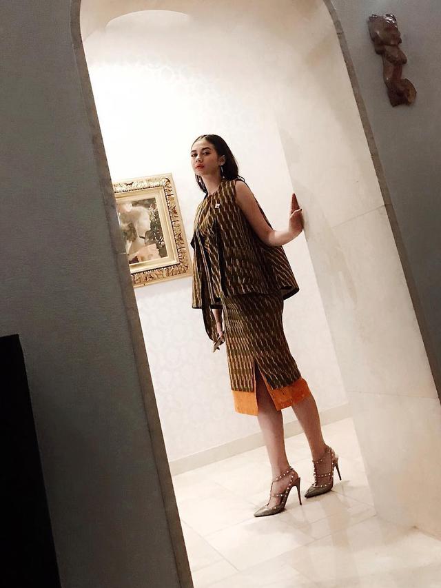 Pesona Yuki Kato Dalam Busana Kain Nusantara. (Sumber: Instagram/yukikt)