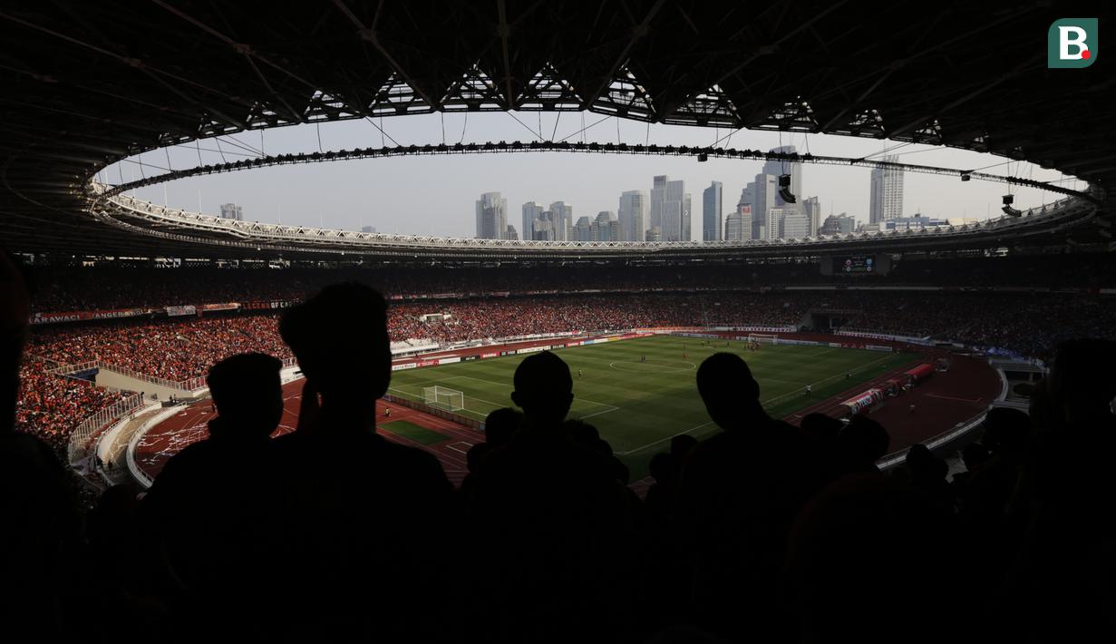 Suporter Persija, The Jakmania, memberikan dukungan saat melawan Persela pada laga Liga 1 di SUGBK, Jakarta, Selasa (20/11). Persija menang 3-0 atas Persela. (Bola.com/Vitalis Yogi Trisna)