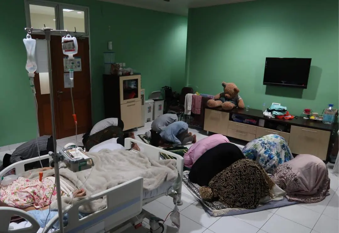 Keluarga Salat dan Mengaji bersama di Ruangan Julia Perez | foto : Dokumentasi keluarga