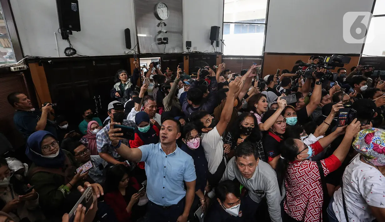 Para pendukung Richard Eliezer Pudihang Lumiu memadati Pengadilan Negeri Jakarta Selatan untuk menyaksikan langsung sidang vonis kasus pembunuhan Brigadir Yosua Hutabarat di Pengadilan Negeri Jakarta Selatan, Rabu (15/2/2023). Eliezer menembak ke Brigadir J sebanyak 5 kali. Bagian tubuh Brigadir J adalah bagian Dada dan lengan. Lima tembakan yang dilesatkan oleh Bharada E, dua peluru yang mengenai Brigadir J. (Liputan6.com/Johan Tallo)