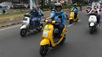 Pengendara motor listrik mengikuti karnaval kendaraan listrik di Jalan Jenderal Sudirman, Jakarta, Minggu (27/10/2019). Karnaval kendaraan listrik ini bertajuk, Jakarta Langit Biru. (Liputan6.com/Helmi Fithriansyah)