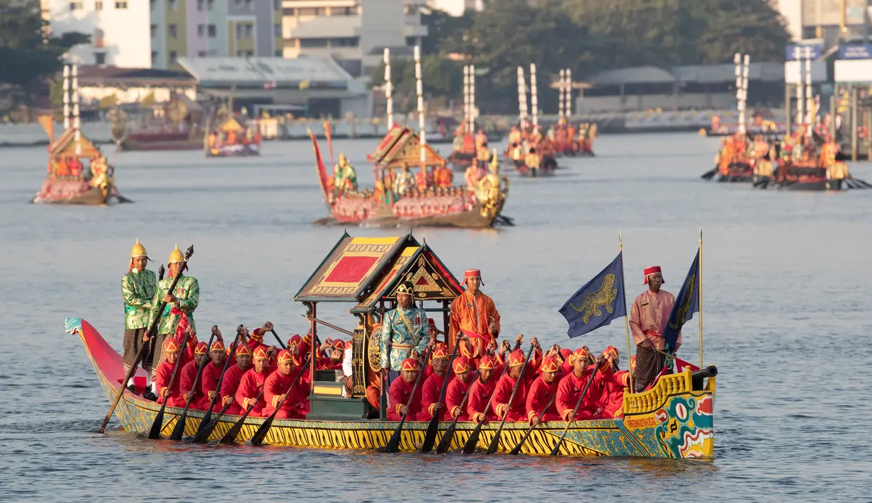 Sejumlah kapal mengikuti prosesi Royal Barge di Sungai Chao Phraya, Bangkok, Kamis (12/12/2019). Acara ini merupakan prosesi akhir penobatan Raja Thailand Maha Vajiralongkorn. (AP Photo/Sakchai Lalit)