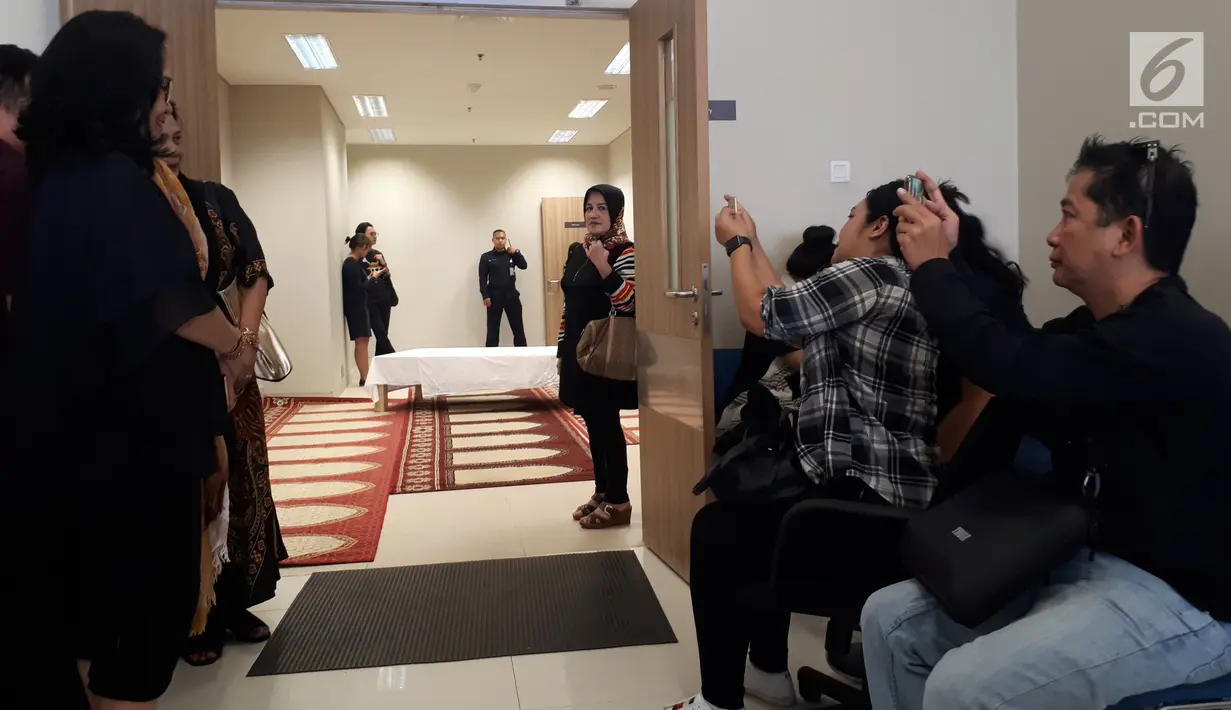 Sejumlah kerabat dan keluarga almarhum Yockie Suryo Prayogo menunggu di Ruang Jenazah, Rumah Sakit Pondok Indah, Bintaro, Tangsel (5/2). Rencananya jenazah Yockie akan dimakamkan Senin siang di TPU Karet Bivak, Jakarta Pusat. (Liputan6.com/Fery Pradolo)