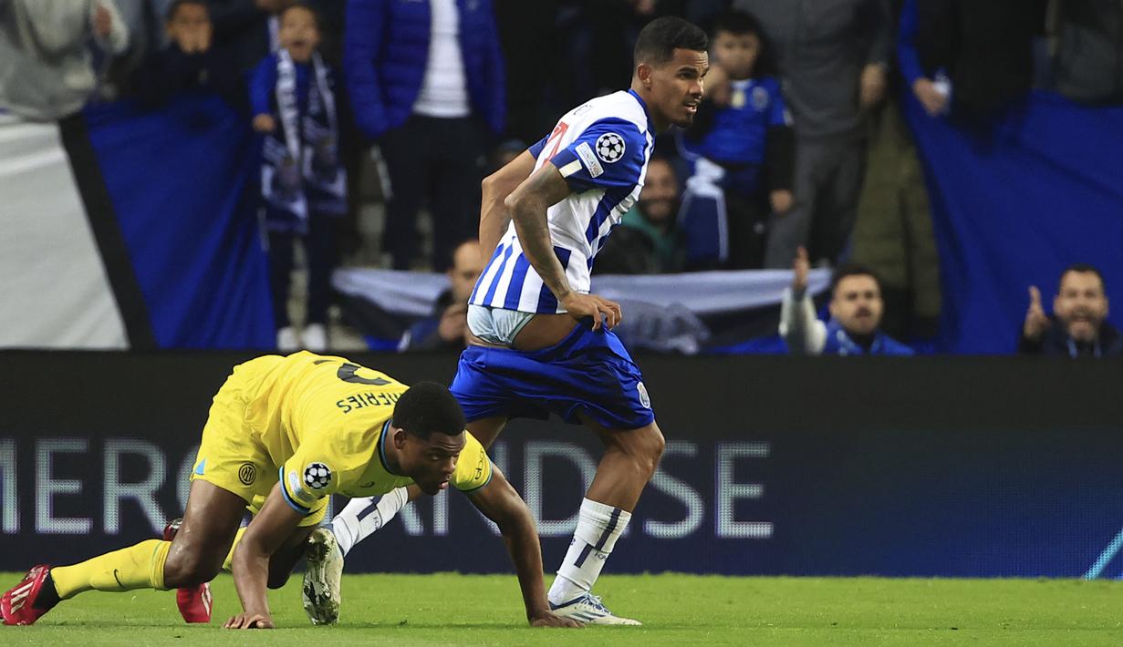 Pemain Inter Milan, Denzel Dumfries (kiri) berusaha merebut bola dari pemain Porto, Galeno dengan menarik celananya hingga melorot pada laga leg kedua 16 besar Liga Champions 2022/2023 di Drago Stadium, Porto, Rabu (15/03/2023) WIB. (AP Photo/Luis Vieira)