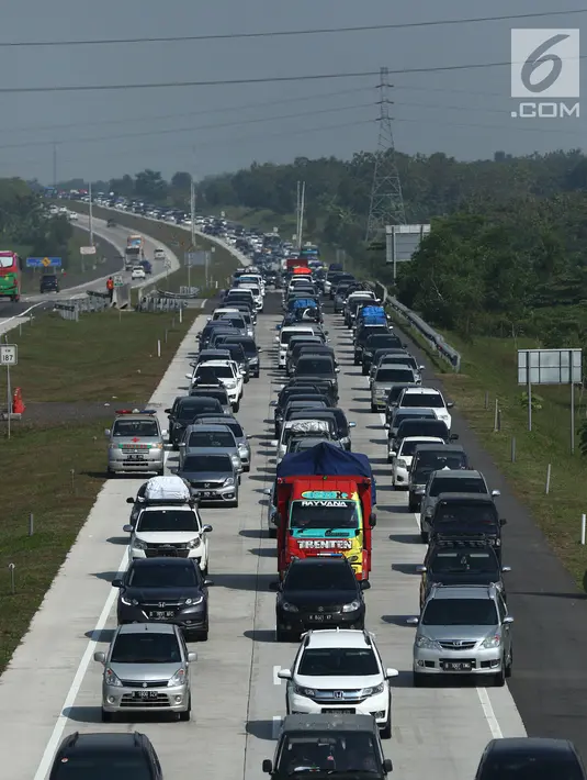 Antrean kendaraan pemudik yang melintasi ruas jalan tol Palimanan, Cirebon, Jawa Barat, Rabu (21/6). Memasuki H-4 lebaran, arus mudik di tol Cipali mengalami peningkatan 20 persen dari hari biasa. (Liputan6.com/Gempur M Surya)