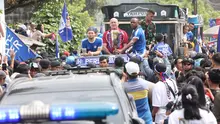 Pemain Persib Bandung, Marc Klok, Victor Igbonefo dan pelatih Bojan Hodak berjuang ekstra saat menembus ribuan Bobotoh yang memadati sepanjang jalan rumah Bos Persib Bandung, Umuh Muchtar, di Tanjungsari, Sumedang, Sabtu (2/6/2024). (Bola.com/M Iqbal Ichsan)