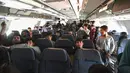 Penumpang Afghanistan duduk di dalam pesawat ketika mereka menunggu untuk meninggalkan bandara Kabul (16/8/2021). Ribuan orang mencoba melarikan diri dari Taliban yang segera menguasai penuh Afghanistan. (AFP/Wakil Kohsar)