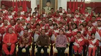 Presiden Joko Widodo (depan, tiga dari kiri) berfoto dengan atlet Indonesia yang juara umum ASEAN Para Games 2017, di Istana Negara, Jakarta, Senin (2/10/2017). (Humas Kemenpora)