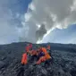 Proses evakuasi pendaki yang meninggal dunia akibat terdampak erupsi Gunung Marapi oleh tim gabungan. (dok. BNPB)
