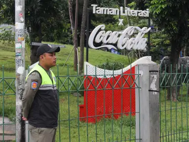 Personel dari Satuan Polisi Pamong Praja (Satpol PP) berjaga di sekitar Taman Literasi Martha Christina Tiahahu, kawasan Blok M, Jakarta, Rabu (15/1/2025). (Magang/Liputan6.com/Muhammad Rizal)