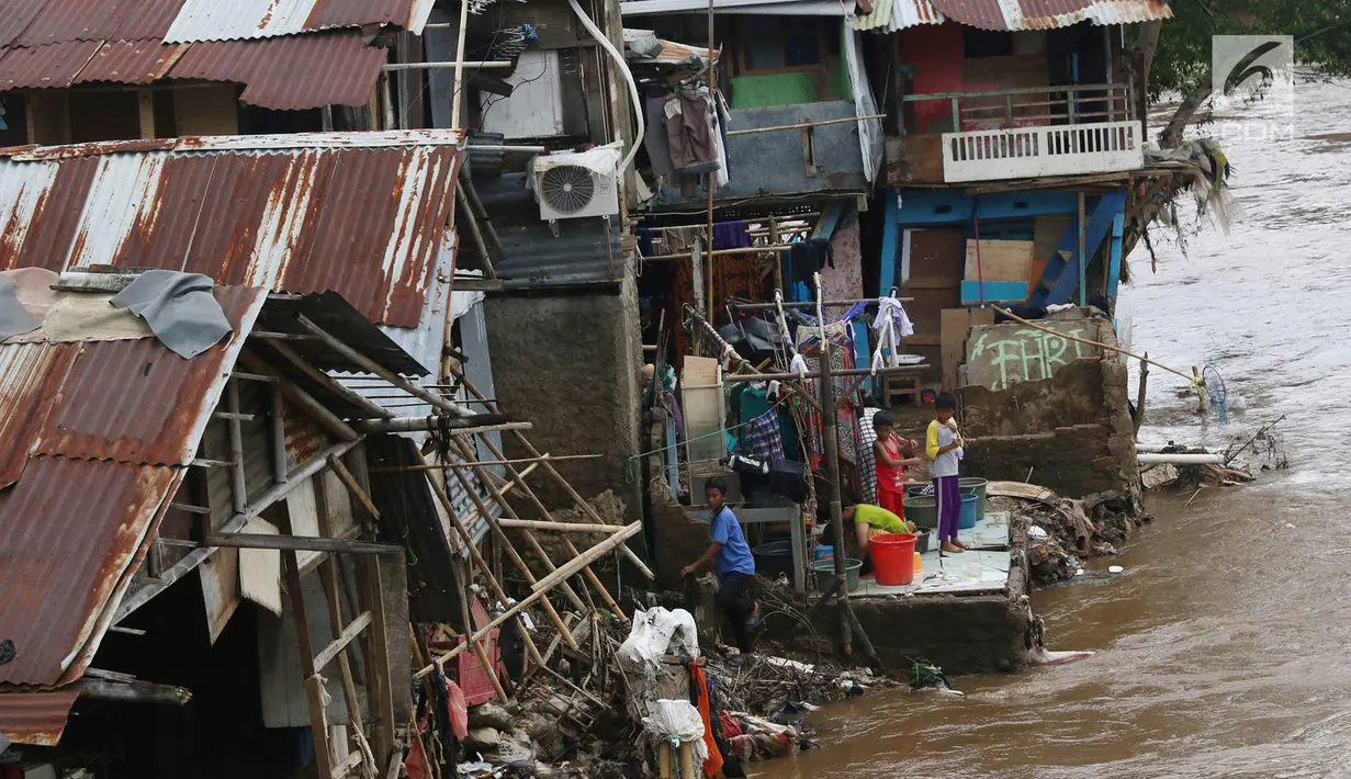 Warga beraktivitas di bantaran Sungai Ciliwung, Manggarai, Jakarta, Selasa (13/2). Pemprov DKI akan melanjutkan program normalisasi sungai sehingga bantaran sungai terbebas dari hunian warga serta upaya mengurangi banjir. (Liputan6.com/Immanuel Antonius)