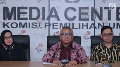 Ketua KPU RI, Arief Budiman (tengah) menyampaikan keterangan terkait putusan PTUN yang memenangkan gugatan PKPI di gedung KPU, Jakarta, Kamis (12/4). KPU mengambil sikap segera melaksanakan putusan PTUN. (Liputan6.com/Helmi Fithriansyah)