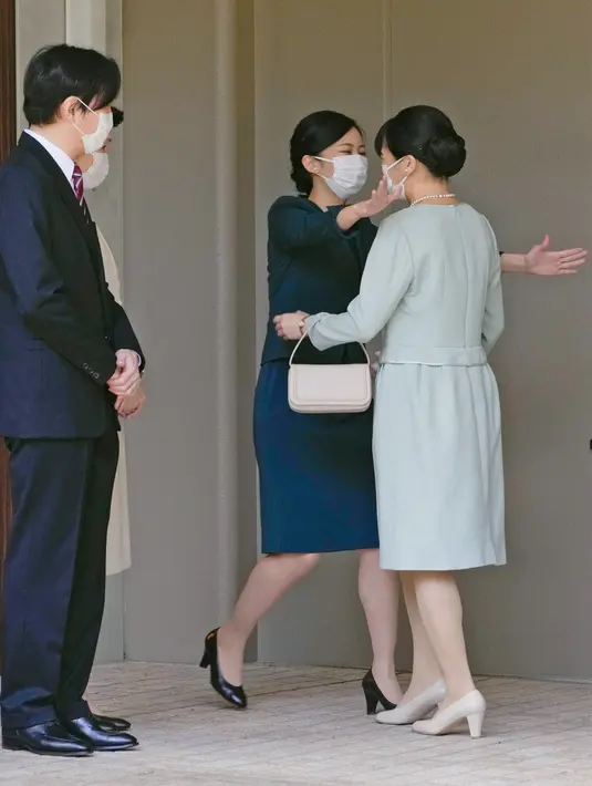 Putri Mako Jepang (kanan) saat akan berpelukan dengan Putri Kako sebelum meninggalkan rumahnya di Istana Akasaka, Tokyo, Selasa (26/10/2021). Putri Mako secara resmi telah kehilangan status kerajaannya setelah menikahi teman kuliahnya, Kei Komuro pada Selasa (26/10). (Koki Sengoku/Kyodo News via AP)