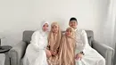 Tidak hanya bersama istri barunya, tapi juga dua anak perempuan yang merupakan anak-anak dari istri dari pernikahan sebelumnya. [Instagram/anggawijaya88]