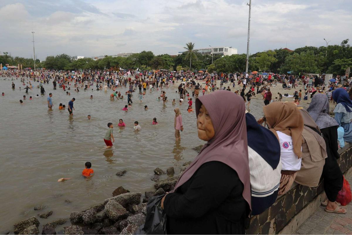 Ribuan warga berwisata di Pantai Ancol
