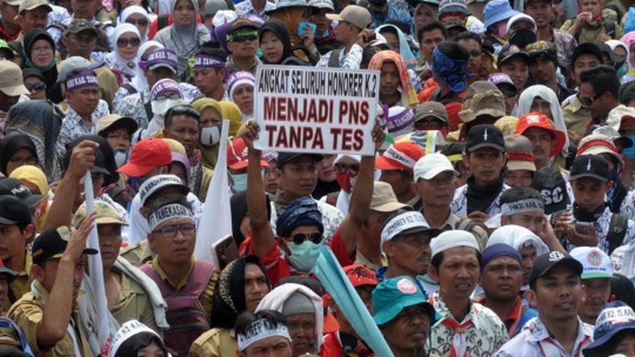 Tuntut jadi PNS, ribuan guru honorer banjiri Gedung DPR