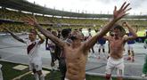 Pemain Peru merayakan kemenangan tim mereka atas Kolombia pada lanjutan fase grup kualifikasi Piala Dunia 2022 zona Amerika Selatan, di Estadio Metropolitano Roberto Meléndez, Sabtu (29/1/2022) dini hari WIB. Peru menang 1-0. (AP Photo/Fernando Vergara)