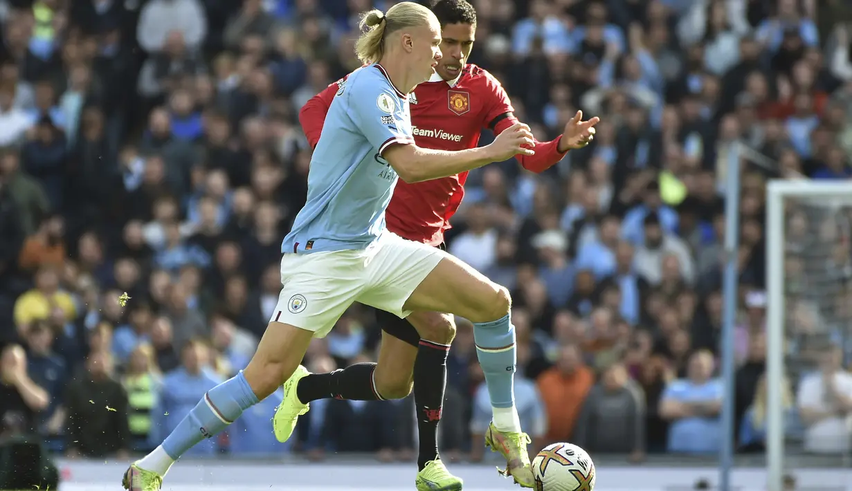 Manchester United  harus kehilangan Raphael Varane. Bek asal Prancis tersebut juga masuk ruang perawatan karena cedera. Varane mengalami cedera pada laga Derby Manchester di akhir pekan kemarin. Alhasil, dia harus ditarik keluar di babak pertama. (AP Photo/Rui Vieira)