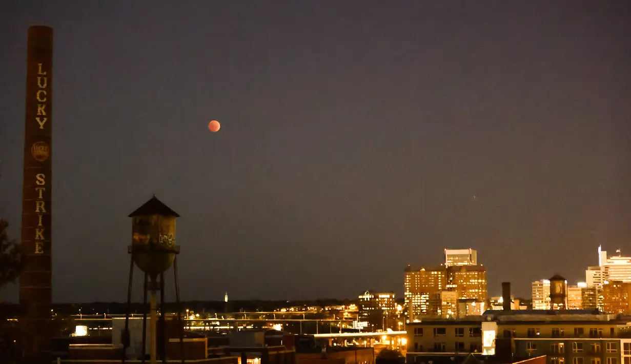 Gerhana bulan terlihat di lanskap kota di Richmond, Va, pada Selasa, 8 November 2022. fenomena alam tersebut dapat disaksikan dengan mata telanjang. (Shaban Athuman/Richmond Times-Dispatch via AP)