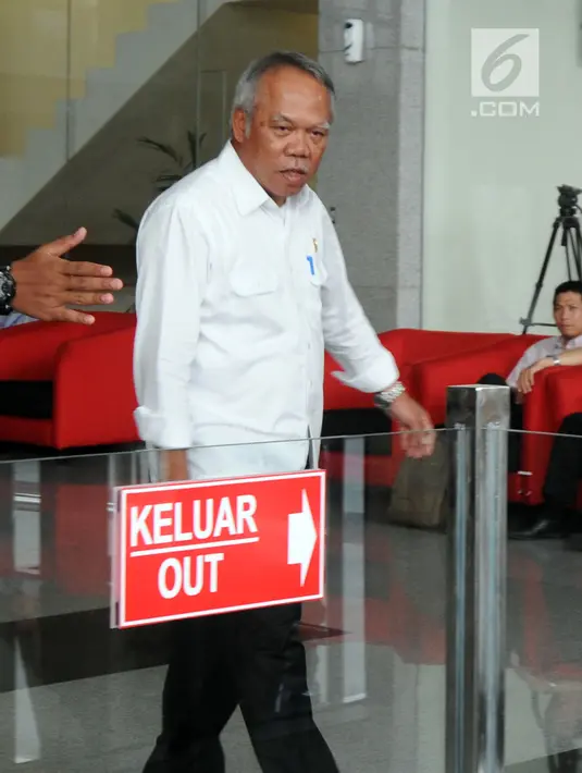 Menteri PUPR, M Basuki Hadimuljono berjalan usai menjalani pemeriksaan di gedung KPK, Jakarta, Senin (14/5). Basuki Hadimuljono diperiksa sebagai saksi untuk tersangka Bupati Halmahera Timur nonaktif Rudy Erawan. (Merdeka.com/Dwi Narwoko)