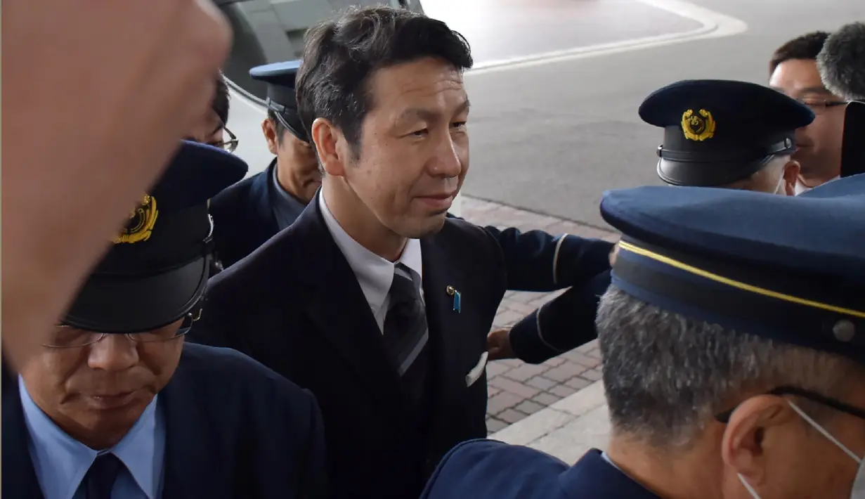 Gubernur Niigata, Ryuichi Yoneyama tiba untuk menghadiri konferensi pers di kota Niigata, Jepang, 17 April 2018. Yoneyama (50) mundur dari jabatan untuk menghindari pergolakan politik terkait skandal skandal seks yang menjerat dirinya. (JIJI PRESS / AFP)