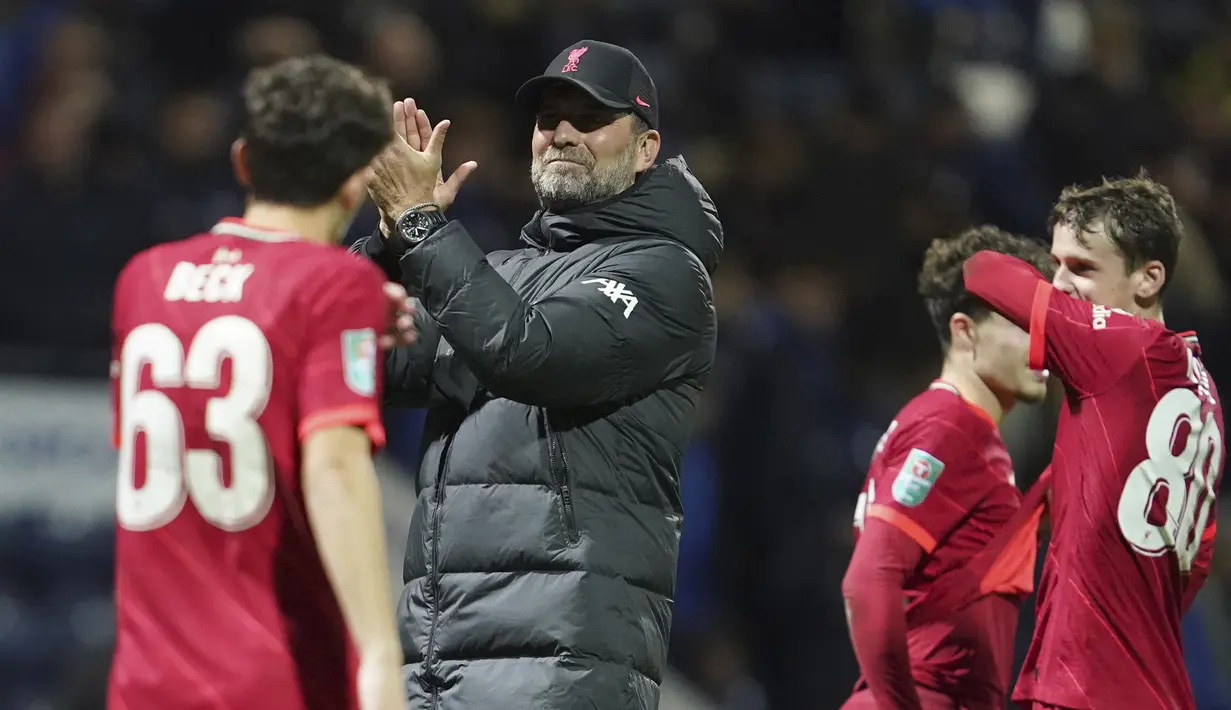 Hingga laga usai, skor 2-0 bertahan untuk kemenangan anak asuh Jurgen Klopp. Liverpool pun melenggang ke babak perempatfinal Carabao Cup 2021/2022. (AP/Jon Super)