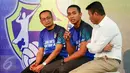 Kapten tim putra Jakarta Elektrik PLN, Sigit Hermanto (tengah) menjawab pertanyaan wartawan di FX Senayan, Jakarta, (3/2). Jakarta Elekrik PLN mempersiapkan 13 pemain lokal dan 2 pemain asing untuk tim putra dan putri. (Liputan6.com/Yoppy Renato)