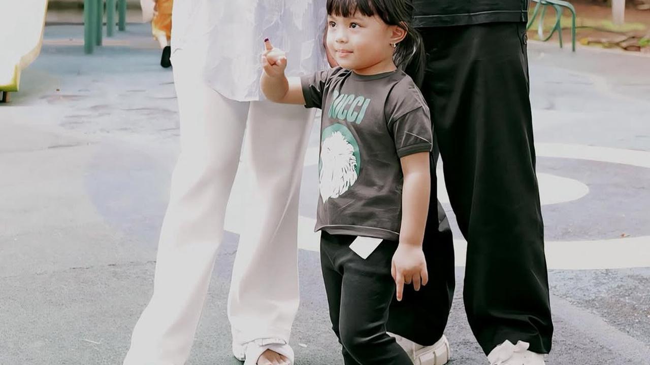 Momen Atta dan Aurel Nyoblos, Ameena Ikutan Celupin Jari di Tinta Pemilu