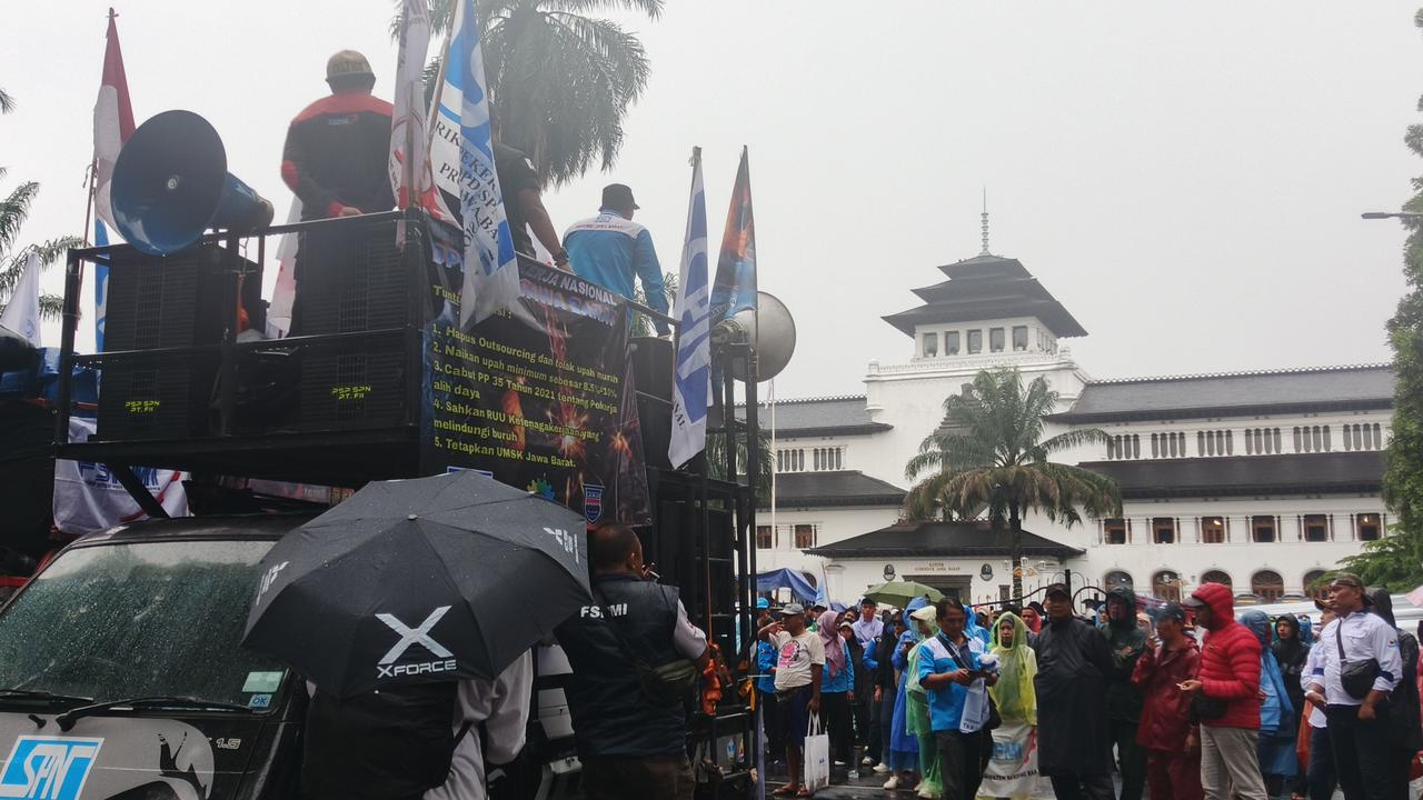 Buruh Jabar Demo di Gedung Sate, Desak Kenaikan Upah Minimum dan Hapus Outsourcing