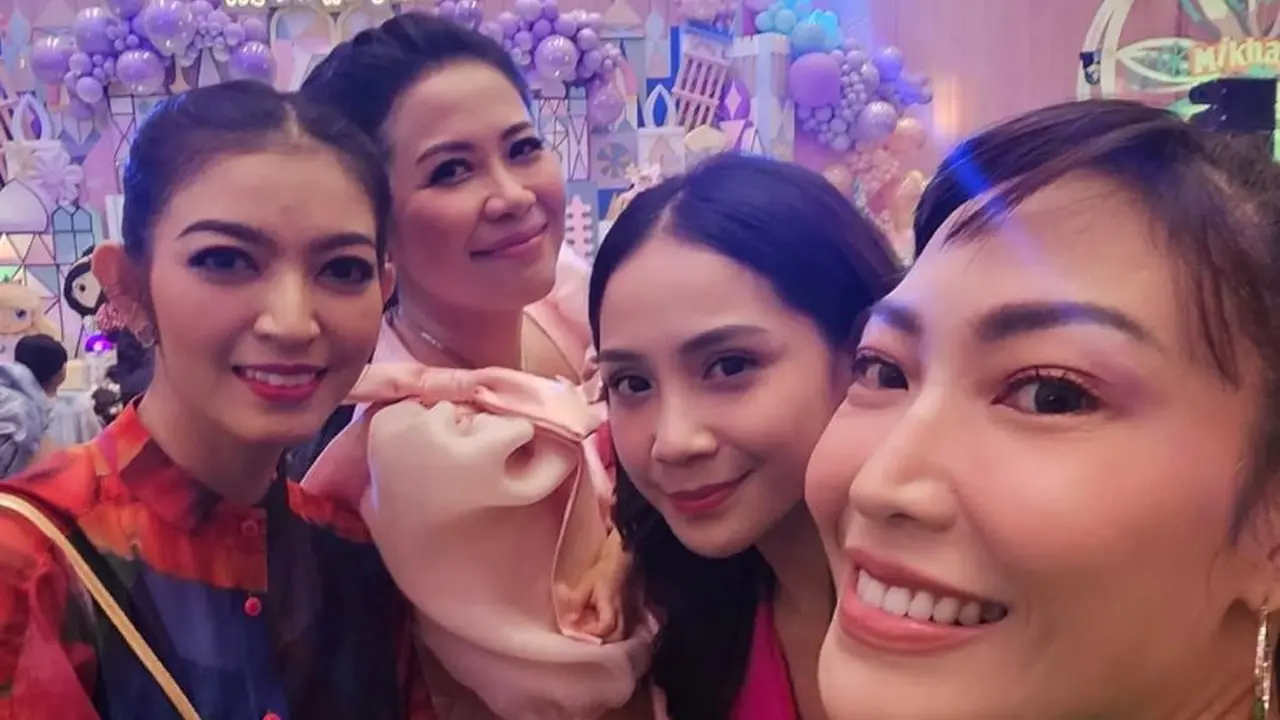 8 Gaya Selvi Ananda, Geng Cendol, hingga Aaliyah Massaid di Pesta Ulang Tahun Bertema Disney Princess Anak dr. Feni Nugraha