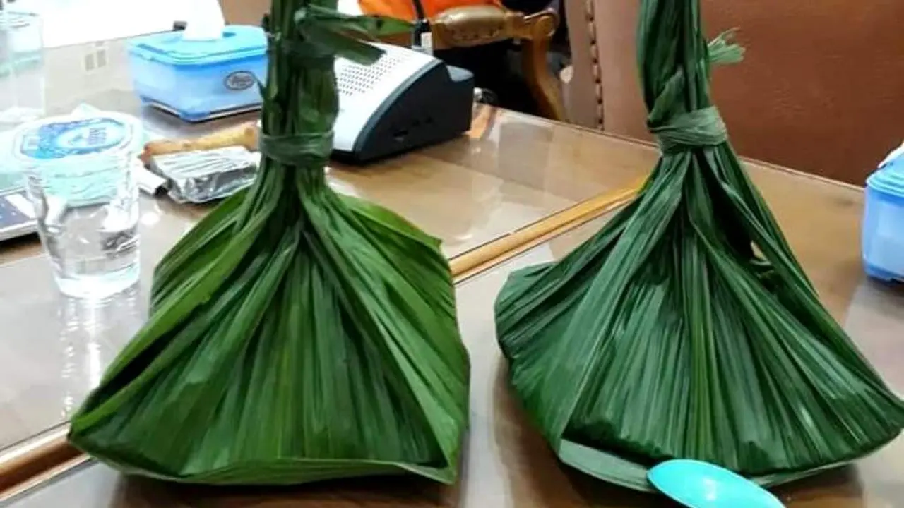Sega nyangku, nasi dan lauk pauk sederhana berbungkus daun nyangku bercitarasa istimewa. (Liputan6.com/Humas Pemkab Banyumas/Muhamad Ridlo)