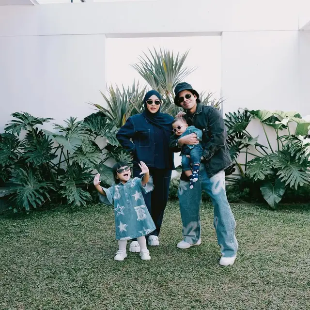 Aurel Hermansyah dengan Celana Jeans