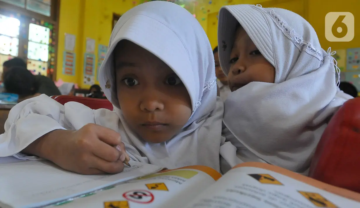 Saat ini keduanya menjadi murid kelas III di Sekolah Dasar Negeri (SDN) 1 Tegal Panjang dan bercita-cita menjadi dokter. (merdeka.com/Arie Basuki)