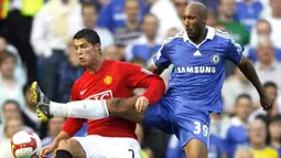 Manchester United's Cristiano Ronaldo vies with Chelsea's Nicolas Anelka during their Premier League match against Chelsea at Stamford Bridge, on September 21, 2008. AFP PHOTO/GLYN KIRK