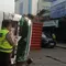 Truk Kontainer Terguling Tabrak Separator Busway di Tambora